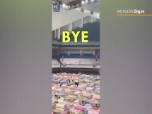 Y bác sĩ vui mừng tháo khẩu trang khi bệnh viện dã chiến đóng cửa