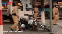 Nam thanh niên cầm dao đe dọa CSGT trên phố Hà Nội
