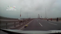 Người phụ nữ nằm trong làn 90km/h giữa cầu Nhật Tân