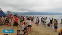 Hơn 3 km biển Đà Nẵng chật kín người dịp nghỉ lễ