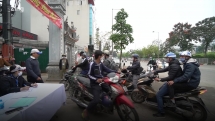 Lập chốt kiểm dịch ngay lối ra vào tổ dân phố ở Hà Nội