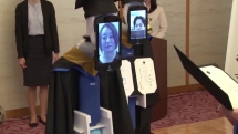 Giảng viên trao bằng cho robot, sinh viên nhận bằng online