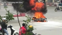 Xe máy bốc cháy dữ dội ngay ngã tư Thái Hà - Chùa Bộc