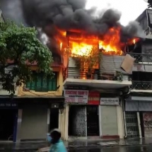 Cháy cửa hàng kinh doanh quần áo trên phố Hàng Ngang, Hà Nội