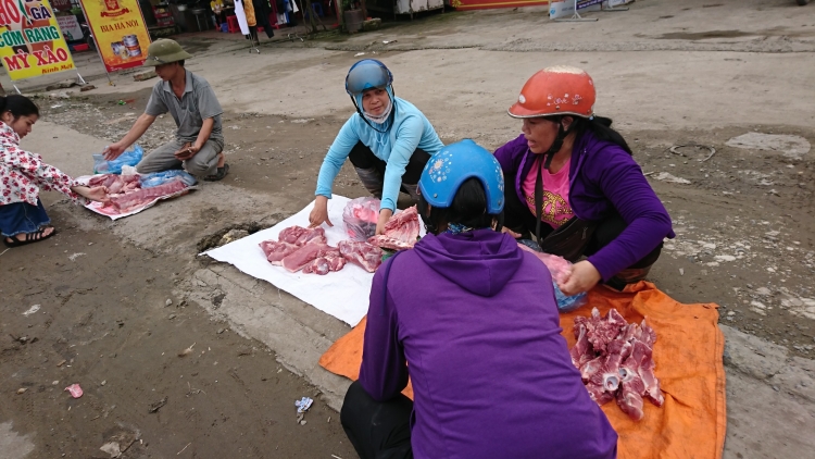 Thịt lợn ôi, không dấu kiểm dịch “tung hoành” vỉa hè