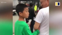 Mải nhìn điện thoại, cậu bé khoác nhầm tay người lạ trên đường