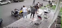 Đang uống cà phê, tấm kính rơi trúng nhóm thanh niên