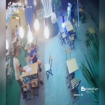 Xe máy "xé gió" lao vào quán cà phê