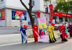 Phụ nữ Ba Đình áo dài, khẩu trang tuyên truyền bầu cử