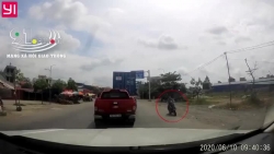 Xe tải "phanh cháy lốp" tránh người phụ nữ sang đường không quan sát