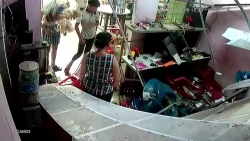 Khoảnh khắc bồn nước vỡ làm sập mái nhà