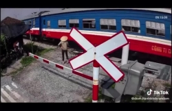 Người phụ nữ bỏ lại xe đạp điện chạy thoát khỏi đoàn tàu