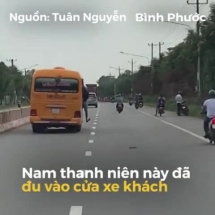 Phụ xe khách đưa chân ra "đung đưa" giữa đường