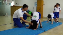 Trẻ mầm non đu xà, nhảy bục rèn luyện sức khỏe ở Hà Nội