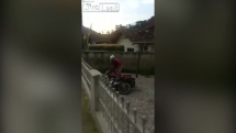 Biker cao hứng bốc đầu xe máy lao thẳng vào hàng rào