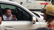 Chủ xe "cố thủ" ôm tài sản trong xe, không hợp tác với CSGT