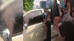 Tài xế ô tô phóng nhanh mặc cảnh sát đu bám trên xe