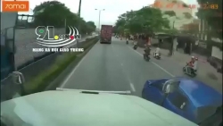 Xe con lấn làn bị húc hăng qua dải phân cách