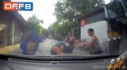 Người đàn ông chạy xe tốc độ cao lao thẳng vào ô tô, nằm gục trên capo