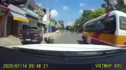 Ô tô vượt ẩu suýt gây tai nạn rồi nhấn ga bỏ đi