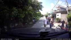 Hai thanh niên phóng nhanh vấp phải mô đá rồi văng xa, bất tỉnh