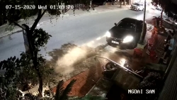 Ô tô tông đổ biển quảng cáo rồi "lẳng lặng" bỏ đi