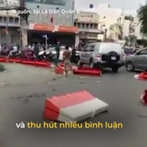 Người đàn ông phá dỡ thanh chắn bùng binh, gây náo loạn giữa TP HCM