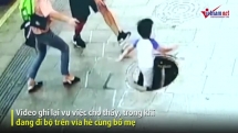 Ông bố nhanh tay giải cứu bé trai rơi xuống cống nước