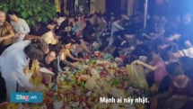 Thi nhau vơ lộc trong lễ Vu Lan cúng thí thực ở chùa Quán Sứ