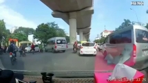 Tài xế xe ôm luồn lách kéo toác đầu taxi rồi bỏ chạy