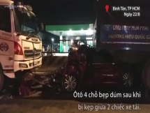 4 người thoát chết trong ô tô bẹp dúm