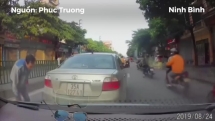 Tài xế ô tô phanh gấp giữa đường để tranh nhặt tiền rơi