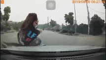 Sang đường không quan sát, ô tô tông người phụ nữ văng khỏi xe máy