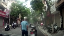 Người đàn ông đi xe máy chặn đầu xe ô tô để hút thuốc