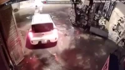 Tài xế lùi ô tô làm gãy cửa rồi tăng ga bỏ trốn