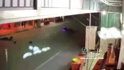 Xe máy đối đầu khiến 2 tài xế bay xa vài mét