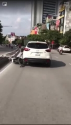 Ô tô kéo lê xe máy dọc phố Hà Nội