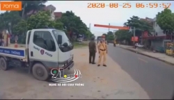 Xe máy bất ngờ quay đầu khiến xe ô tô suýt tông vào xe CSGT