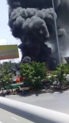 Cháy lớn thiêu trụi hàng chục xe buýt - 02