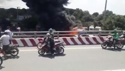 Cháy lớn thiêu trụi hàng chục xe buýt - 01