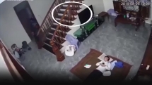 Bé trai tập bò ngã lộn cầu thang xuống đất khi bố ngủ say