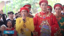 Người dân đổ xô về nhà thờ Tổ xem Hoài Linh làm lễ dâng hương