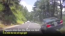 Tài xế ngủ gật khiến xe lao thẳng vào dải phân cách