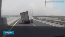 Nổ lốp khi chạy trên cao tốc, xe tải tông vào hộ lan