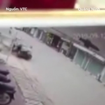 Cô gái đi xe đạp điện bị ô tô húc bay lên không trung