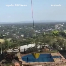 Lính cứu hỏa lấy nước từ hồ bơi dập tắt vụ cháy trên núi ở Australia