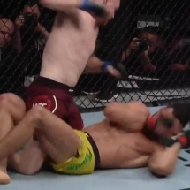 Võ sĩ UFC nhào lộn trước đối thủ và cái kết bất ngờ
