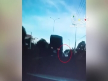 Xe container húc bay xe con lên dải phân cách