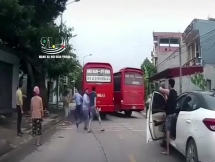 Tài xế 2 xe khách "hỗn chiến" giữa đường vì giành khách