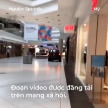 Ô tô ngang nhiên chạy trong trung tâm thương mại Mỹ
